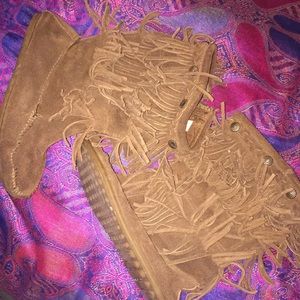 Minnetonka three fringe boots